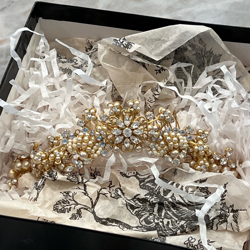 Beautiful bridal veil comb by Paris in original box